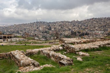 AMMAN, JORDAN - Mart 2019: Amman Kalesi tepesinden Amman şehrinin havadan görünüşü, Ürdün