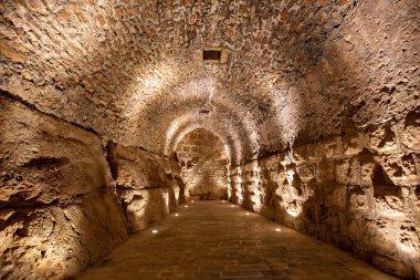 AJLOUN, JORDAN - Mart 2019: Ürdün 'ün Ajloun kentinde Fortess iç koridoru
