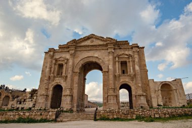 JERASH, JORDAN - Mart 2019: Ürdün 'deki Jerash kasabasında Roma harabeleri. Jerash kasabasında antik Roma kemeri
