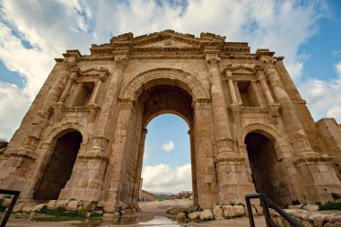 JERASH, JORDAN - Mart 2019: Ürdün 'deki Jerash kasabasında Roma harabeleri. Jerash kasabasında antik Roma kemeri