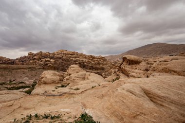 Ürdün çölünün güzel manzarası. Ürdün çölündeki Rocky kumtaşı dağları Petra antik kasabası, Ürdün yakınlarındaki