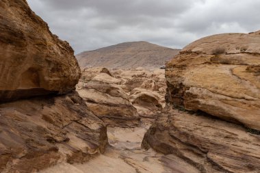 Gündüz vakti dramatik gökyüzü ile kayalık alanın manzarası