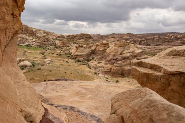 Gündüz vakti dramatik gökyüzü ile kayalık çöl manzarası