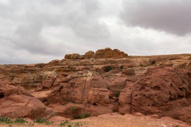 Ürdün çölünün güzel manzarası. Ürdün çölündeki Rocky kumtaşı dağları Petra antik kasabası, Ürdün yakınlarındaki