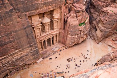 PETRA, JORDAN - Mart 2019: Petra 'daki Hazine (El-Khazneh), uçurumdan görüş, Ürdün