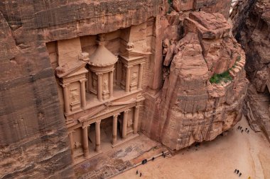 PETRA, JORDAN - Mart 2019: Petra 'daki Hazine (El-Khazneh), uçurumdan görüş, Ürdün