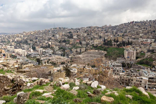 AMMAN, JORDAN - Mart 2019: Amman Kalesi tepesinden Amman şehrinin havadan görünüşü, Ürdün