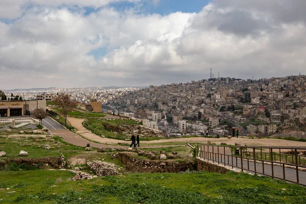 AMMAN, JORDAN - Mart 2019: Amman Kalesi tepesinden Amman şehrinin havadan görünüşü, Ürdün