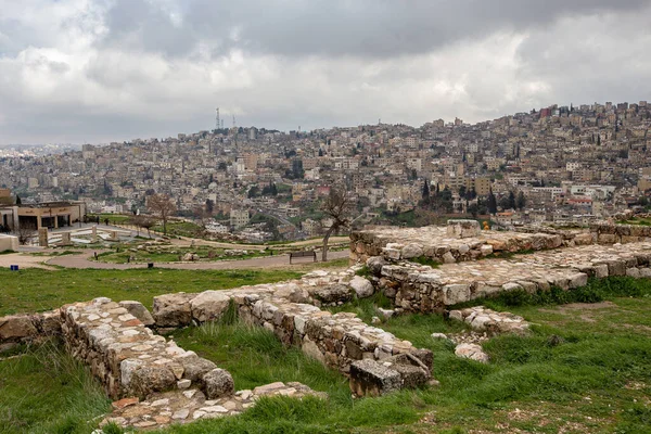 AMMAN, JORDAN - Mart 2019: Amman Kalesi tepesinden Amman şehrinin havadan görünüşü, Ürdün