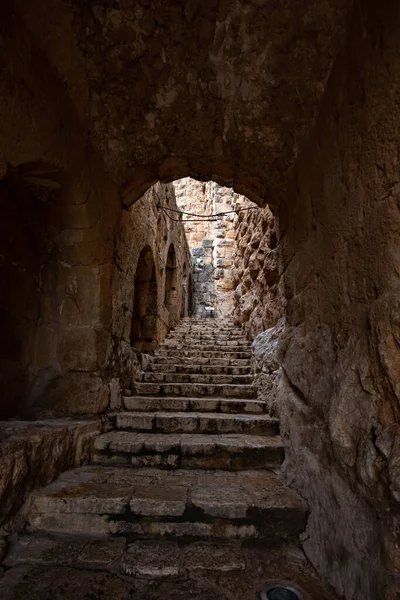 AJLOUN, JORDAN - Mart 2019: Ürdün 'ün Ajloun kentinde Fortess iç koridoru
