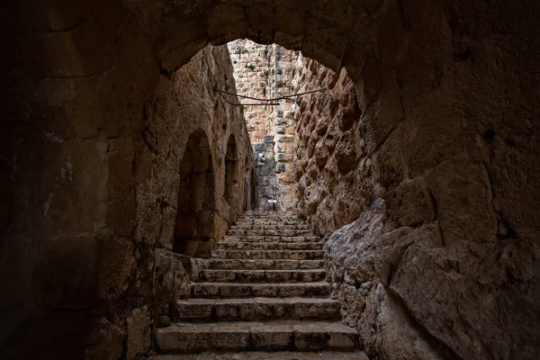 AJLOUN, JORDAN - Mart 2019: Ürdün 'ün Ajloun kentinde Fortess iç koridoru