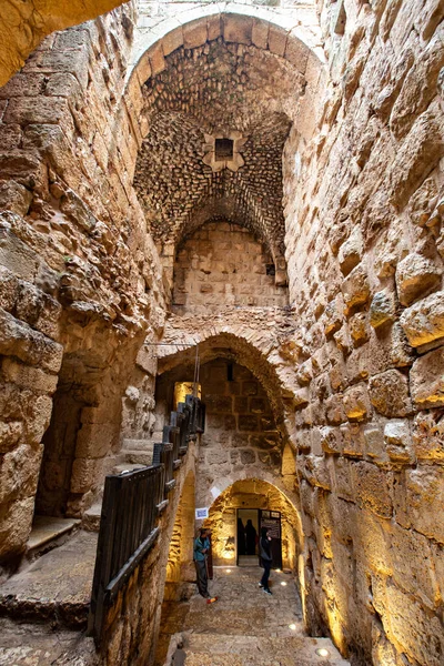 AJLOUN, JORDAN - Mart 2019: Ürdün 'ün Ajloun kentinde Fortess iç koridoru