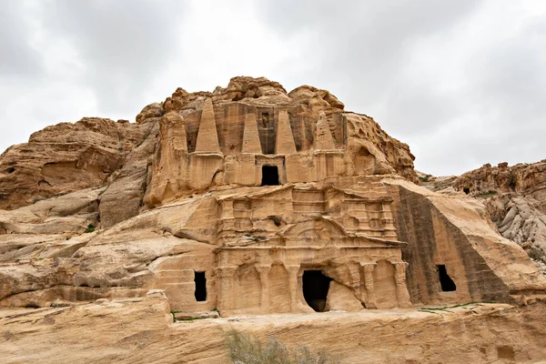 ヨルダン砂漠の美しい景色 ロッキー砂岩の山の風景ヨルダンペトラ古代の町 ヨルダンの近くの砂漠 — ストック写真