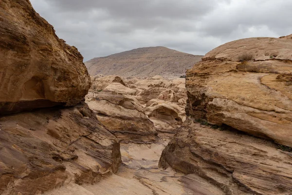 Gündüz vakti dramatik gökyüzü ile kayalık alanın manzarası