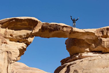 Wadi Rum Çölü 'nde taş oluşumları. Wadi Rum 'da güneşli bir gün, Jordan. Çölde taş kemer,