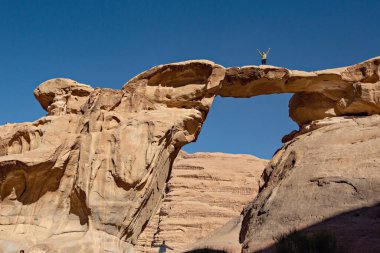 Wadi Rum Çölü 'nde taş oluşumları. Wadi Rum 'da güneşli bir gün, Jordan. Çölde taş kemer,