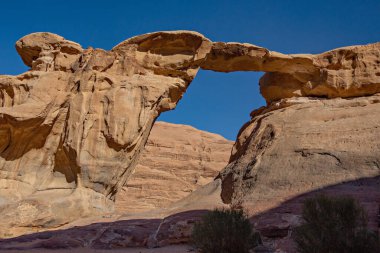 Wadi Rum Çölü 'nde taş oluşumları. Wadi Rum 'da güneşli bir gün, Jordan. Çölde taş kemer,