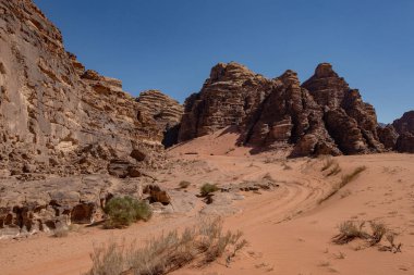 Wadi Rum Çölü 'nde taş oluşumları. Wadi Rum 'da güneşli bir gün, Jordan.