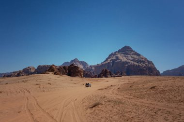 Wadi Rum Çölü 'nde taş oluşumları. Wadi Rum 'da güneşli bir gün, Jordan.