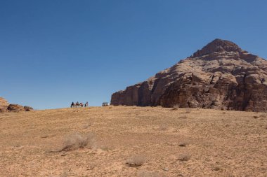 Wadi Rum Çölü 'nde taş oluşumları. Wadi Rum 'da güneşli bir gün, Jordan.