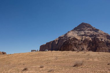 Wadi Rum Çölü 'nde taş oluşumları. Wadi Rum 'da güneşli bir gün, Jordan.