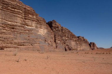 Ürdün çölünün güzel manzarası. Ürdün çölündeki Rocky kumtaşı dağları Petra antik kasabası, Ürdün yakınlarındaki