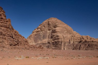 Wadi Rum Çölü 'nde taş oluşumları. Wadi Rum 'da güneşli bir gün, Jordan.