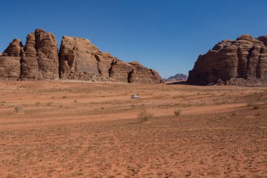 Wadi Rum Çölü 'nde taş oluşumları. Wadi Rum 'da güneşli bir gün, Jordan.
