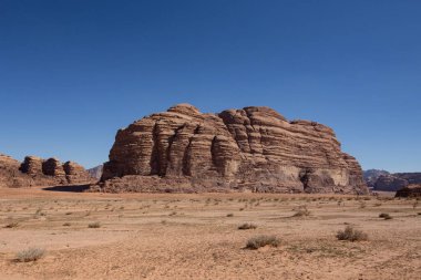 Wadi Rum Çölü 'nde taş oluşumları. Wadi Rum 'da güneşli bir gün, Jordan.