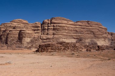 Wadi Rum Çölü 'nde taş oluşumları. Wadi Rum 'da güneşli bir gün, Jordan.