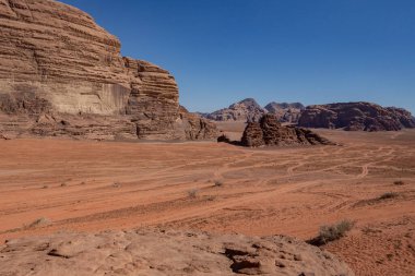 Wadi Rum Çölü 'nde taş oluşumları. Wadi Rum 'da güneşli bir gün, Jordan.