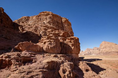 Wadi Rum Çölü 'nde taş oluşumları. Wadi Rum 'da güneşli bir gün, Jordan.