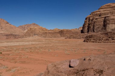 Wadi Rum Çölü 'nde taş oluşumları. Wadi Rum 'da güneşli bir gün, Jordan.