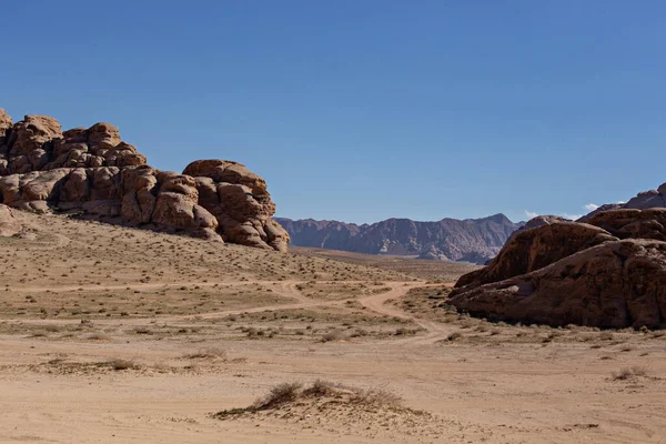 Terk edilmiş bölgenin doğal arka planı ve arka planında dağlar var.