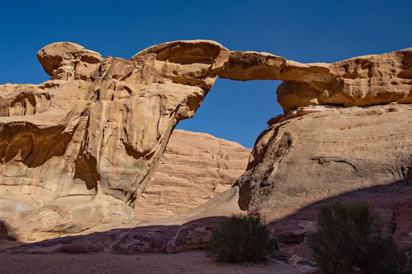 Stenformationer Wadi Rum Öknen Solig Dag Wadi Rum Jordanien Stenvalv — Stockfoto