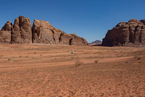 Wadi Rum Çölü 'nde taş oluşumları. Wadi Rum 'da güneşli bir gün, Jordan.