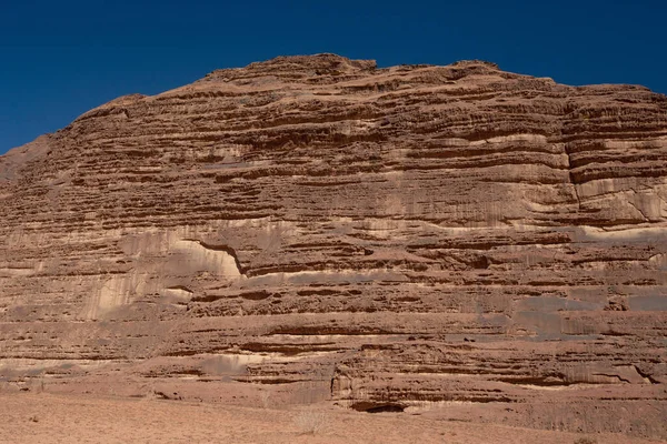Wadi Rum Çölü 'nde taş oluşumları. Wadi Rum 'da güneşli bir gün, Jordan.