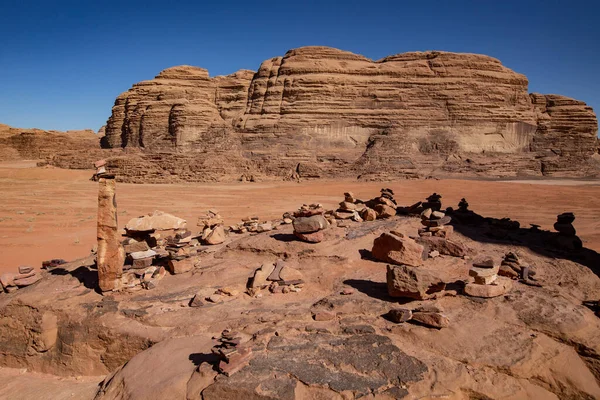 ワディ ラム砂漠の石の形成 ヨルダンのワディ ラムで晴れた日 — ストック写真