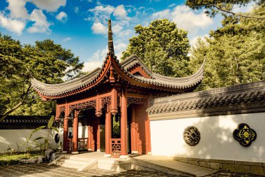 MONTREAL, CANADA - Haziran 2022: Montreal Botanik Bahçesi 'ndeki Çin Tapınağı, Kanada