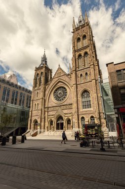 MONTREAL, CANADA - Haziran 2022: Montreal şehir merkezindeki St. James Birleşik Kilisesi cephesi, Quebec, Kanada
