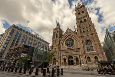 MONTREAL, CANADA - Haziran 2022: Montreal şehir merkezindeki St. James Birleşik Kilisesi cephesi, Quebec, Kanada