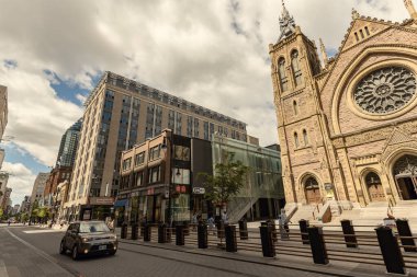 MONTREAL, CANADA - Haziran 2022: Montreal şehir merkezindeki St. James Birleşik Kilisesi cephesi, Quebec, Kanada
