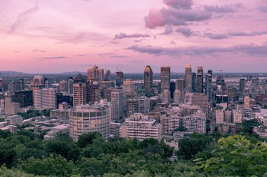 Montreal, CANADA - Haziran 2022 Montreal silueti, Montreal, Quebec 'teki Mont Royal bakış açısı