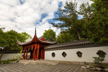 MONTREAL, CANADA - Haziran 2022: Montreal Botanik Bahçesi 'ndeki Çin Tapınağı, Kanada