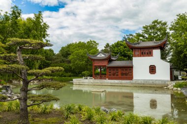 MONTREAL, CANADA - Haziran 2022: Montreal Botanik Bahçesi 'ndeki Çin Tapınağı, Kanada
