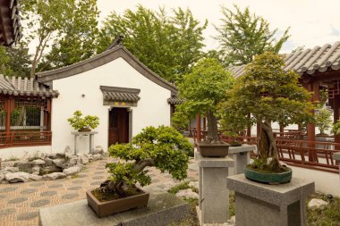 MONTREAL, CANADA - Haziran 2022: Montreal Botanik Bahçesi 'ndeki Çin Tapınağı, Kanada