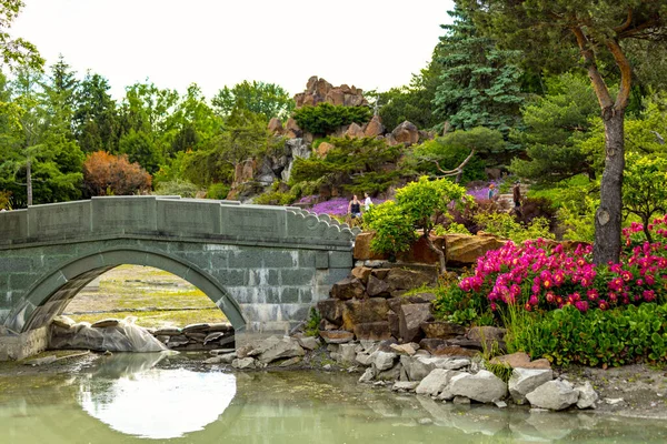 MONTREAL, CANADA - Haziran 2022: Montreal Botanik Bahçesi 'ndeki Çin bahçesindeki Stone Köprüsü, Kanada