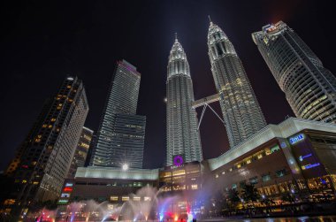 KUALA LUMPUR, MALAYSIA - Mart 2020: Kuala Lumpur, gökdelenler ve Petronas ikiz kuleleri Kuala Lumpur, Malezya