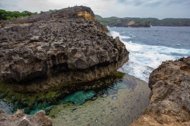 Uçurumun kenarındaki renkli göl suyu