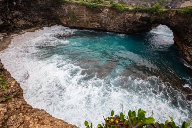 BALI, INDONESIA - Mart 2020: Nusa Penida adasında turkuaz su, güzel Bali deniz manzarası, Endonezya